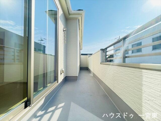 南向きで陽がよく当たっており、洗濯物もカラッと乾きそうです。6帖と7帖洋室から出られる2wayタイプで便利。奥行きがあり、イスを置いて寛ぐこともできそうですね。