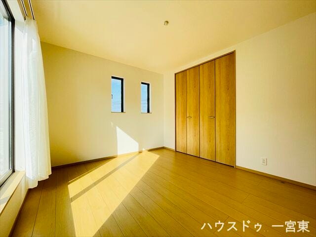 ≪2階7帖≫
広さがあるので主寝室としても良いですね。南・西の2面採光で陽当たりも良く、南側はバルコニーに繋がっています◎