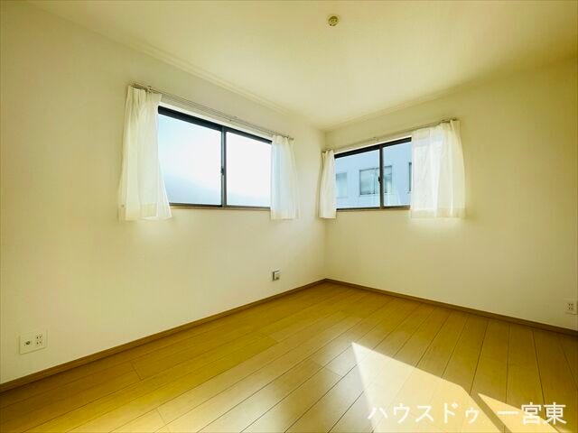 ≪2階6.2帖≫
南・東の2面採光で風通しも良好です。お子さまのお部屋や寝室、来客部屋としてもご利用いただけます♪