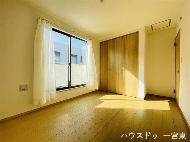 ≪2階6帖≫
南側からバルコニーに出られるので、お布団もすぐに干せますね。書斎や趣味の部屋としてもお使いいただけます。