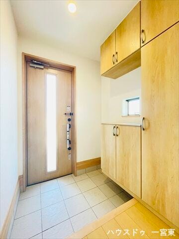 玄関収納には小物を飾るスペースがあるので、季節ごとに変えたりするのも楽しいですね。小窓やドアガラスから採光がとれます◎