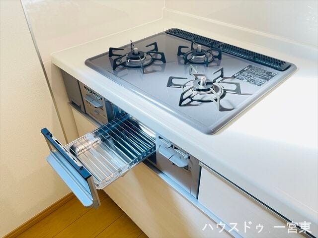 ≪コンロ≫
3口あり、同時にお鍋2つとフライパンなどを火にかけられるので忙しい時も時短になりますね。