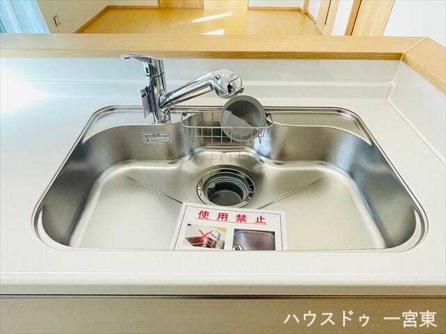 ≪シンク≫
ステンレス製で熱に強くお手入れのしやすいシンク。お鍋やフライパンなども洗いやすそうな広さです!