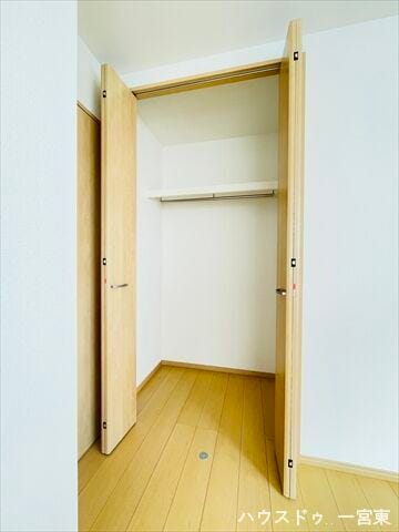 ≪2階6.2帖洋室≫
スッキリしまえるクローゼット付き。奥行きもあり、ハンガーポールに掛ける収納でしわにならずに保管できます。