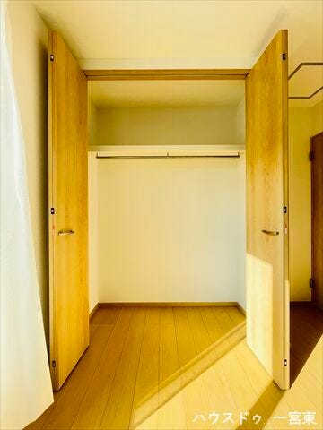 ≪2階6帖洋室≫
天井付近までしっかり開く建具で、枕棚に置いた荷物も取り出しやすいのが嬉しいポイントです!