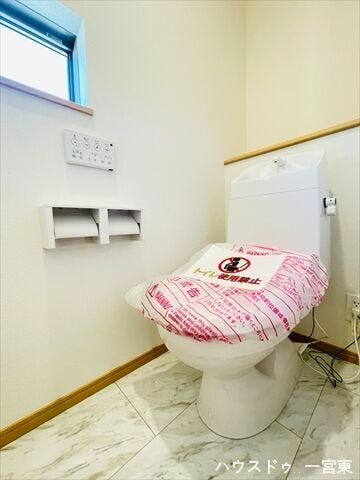 ≪2階≫
ペーパーホルダーが2つあるので、取り換えの回数を減らせますね。あると嬉しい温水洗浄機能付ですので、寒い時期も温かい便座に座れます。