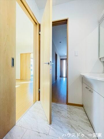 ≪室内動線≫
洗面室はLDK側と廊下側の両方に扉があり、回遊動線になっています。洗濯などの家事がスムーズに行えますね。