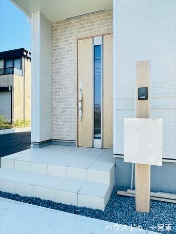 ≪外玄関≫
ポストはインターホンと一体型でスタイリッシュなデザインです。軒がしっかりとあるので雨の日でも濡れずに傘をさせます。