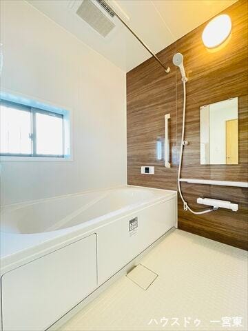 木目調の化粧パネルでリラックスできそうなバスルーム。ゆったりと湯舟に浸かって一日の疲れをリフレッシュできますね。