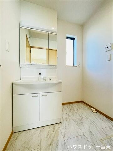 白を基調としており明るく清潔感のある洗面室。3面鏡の洗面化粧台は見やすく、鏡裏に収納も豊富で使いやすいですね。