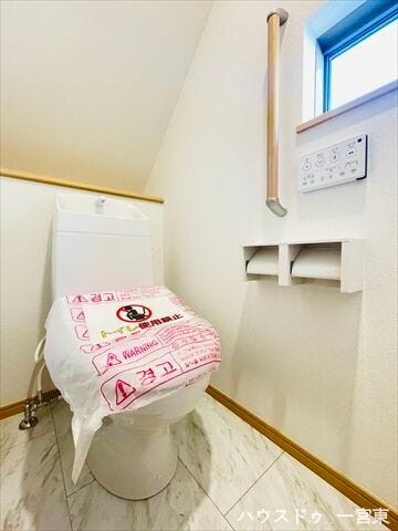 ≪1階≫
階段下スペースを有効活用した空間。手すり付きなのでスムーズに利用できますね。