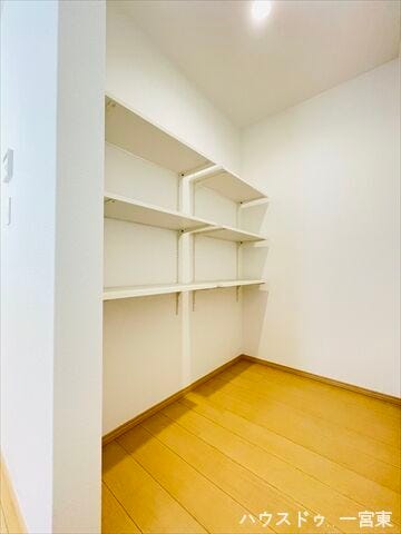 ≪パントリー≫
食品ストックなどもスッキリとしまって保管でき、生活感を見せません。買い置きできて安心ですね。