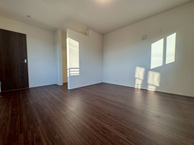 シンプルなデザインでインテリアの自由度が高いのでお好きなお部屋にできます。