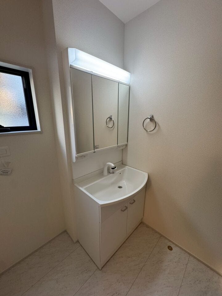 鏡裏が収納になっている為、スキンケア用品や日用品が収納可能です。