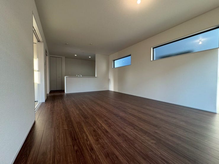 落ち着いたダークブラウンのフローリング