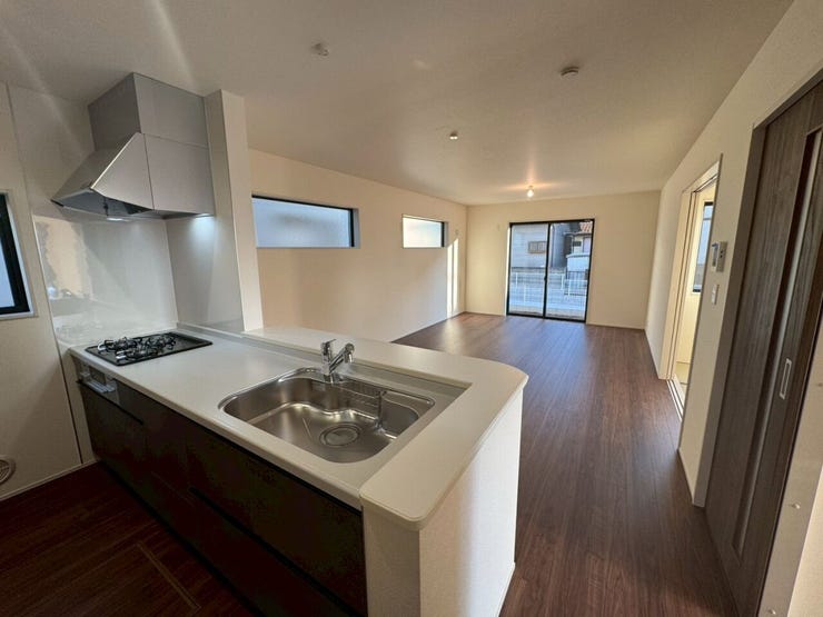 キッチンからリビングの様子を確認することができます。