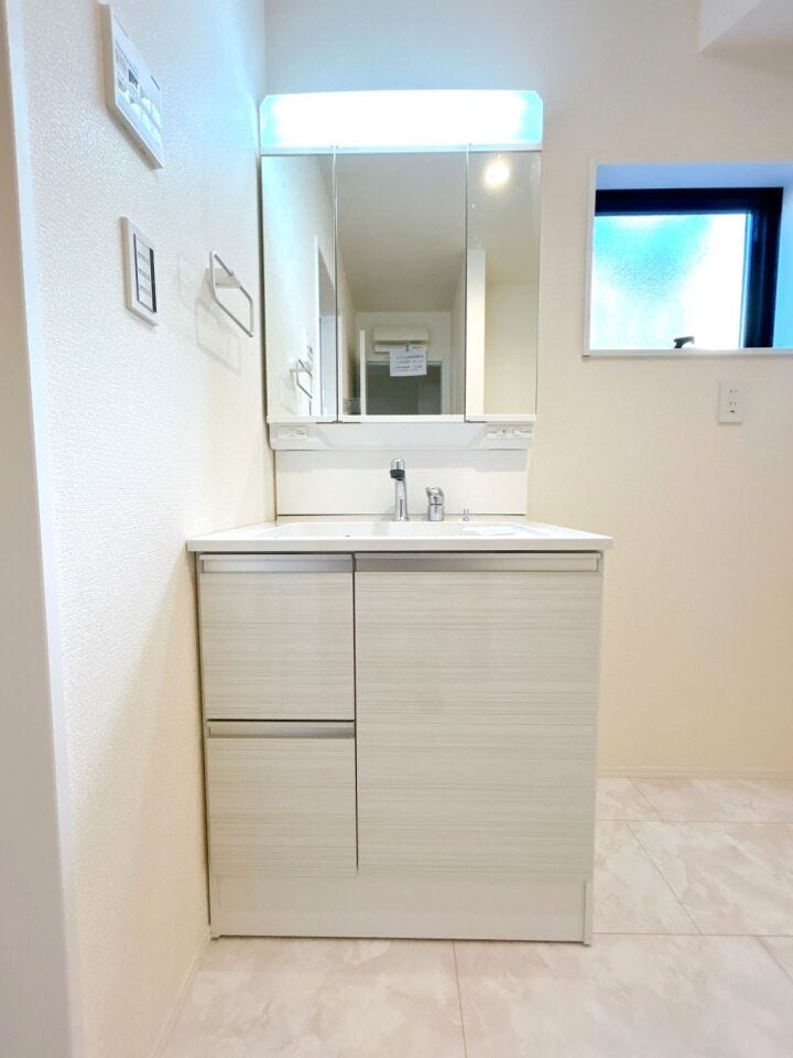 三面鏡付き洗面台は合わせ鏡ができるので、後ろの髪型までチェックできます♪