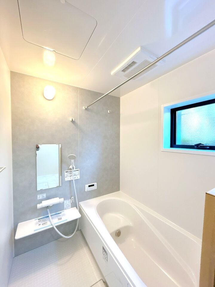 浴室に物干し竿があるため室内で洗濯物を干すことができ、 雨の日や寒い季節など、外に干すことが難しい場合に重宝します。