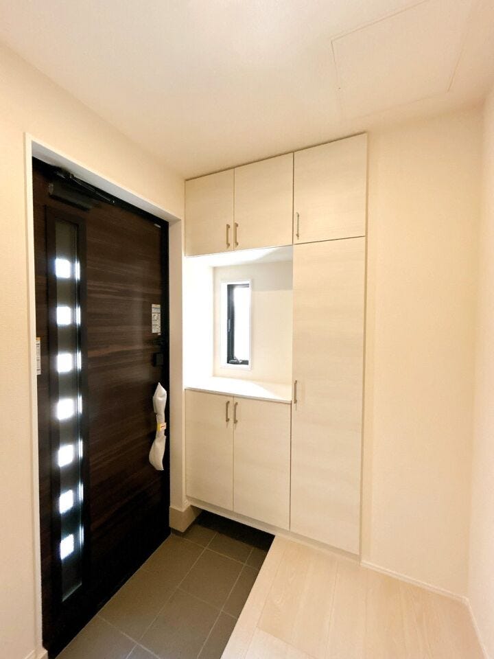 窓を開けて換気することで、玄関にこもりがちな湿気や臭いを効率よく排出できます。