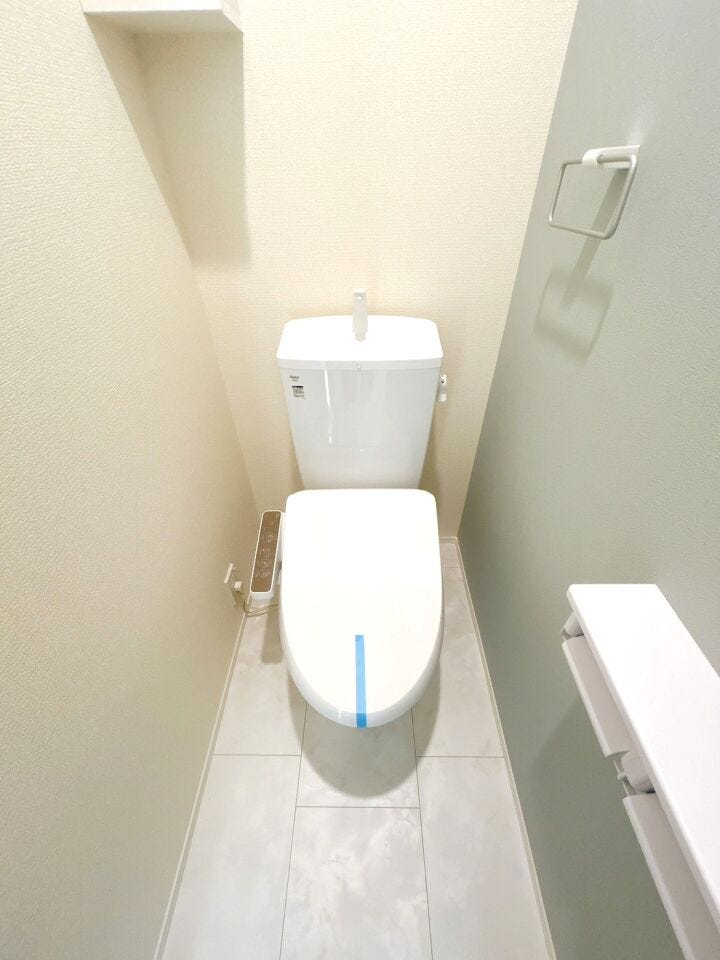 温水洗浄便座はトイレットペーパーの使用量を減らせるため、肌への負担が軽減され、特に敏感肌の方に適しています!