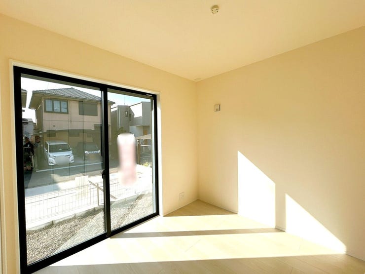 1階の洋室は来客時にプライベートな空間として利用でき、訪問者を気軽に受け入れられるようになります。