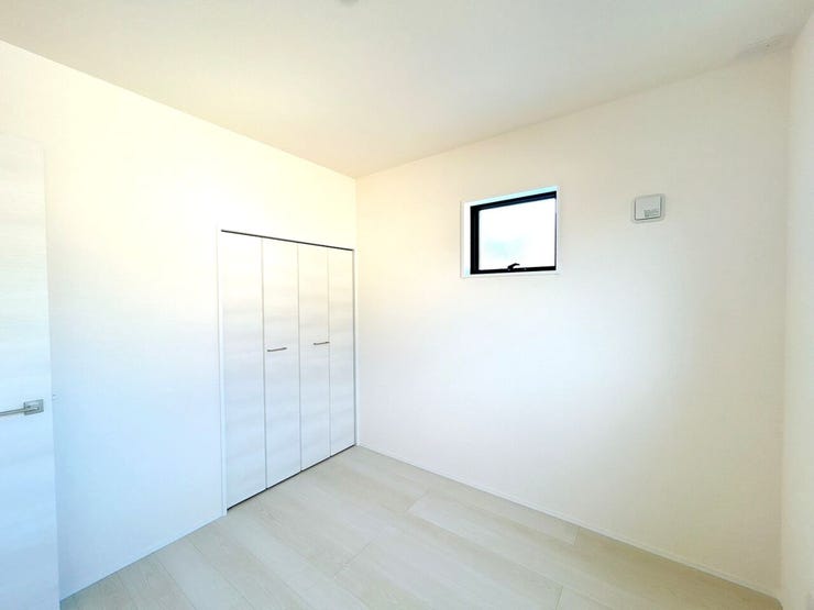 4.5帖の洋室は家庭内であふれがちな季節物やストック品をまとめて収納するスペースにもなります。