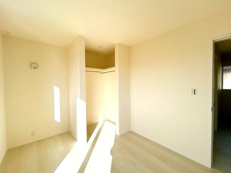 5帖の洋室はコンパクトなデスクとチェアを置いて、自宅での作業や勉強のための集中スペースにもなります。