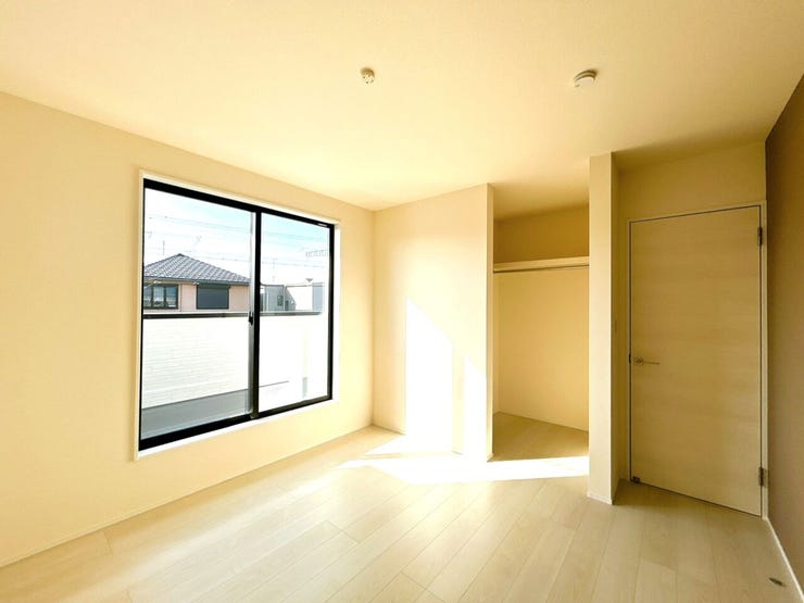 約6帖の洋室は部屋の広さが適度なため、家具の配置やインテリアデザインがしやすく、狭すぎず広すぎない居心地の良い空間を作れます。