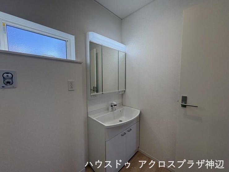 【洗面・脱衣室】上部には横長の窓があり、自然光を取り込みつつ、外からの視線は遮る安心設計。明るく風通しの良い空間です。