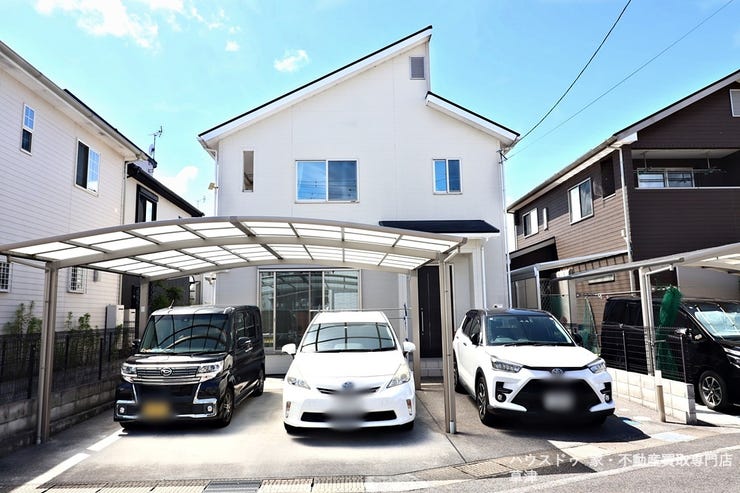 【外観】
■並列駐車3台可能!(車種による)・カーポート付き■2014年築で大変きれいにお住まいされています