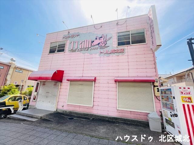 1階に店舗スペースを備えた建物。大きな開口部があり、店舗利用をイメージしやすい外観です。