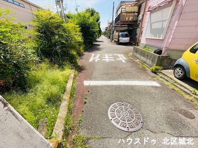 幅員約6mの側前面道路です。道路幅にゆとりがあるので、車種を選びません。大きめの車を乗りたい方にもオススメです。