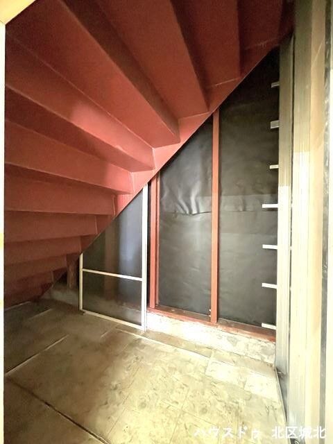 【階段下収納】