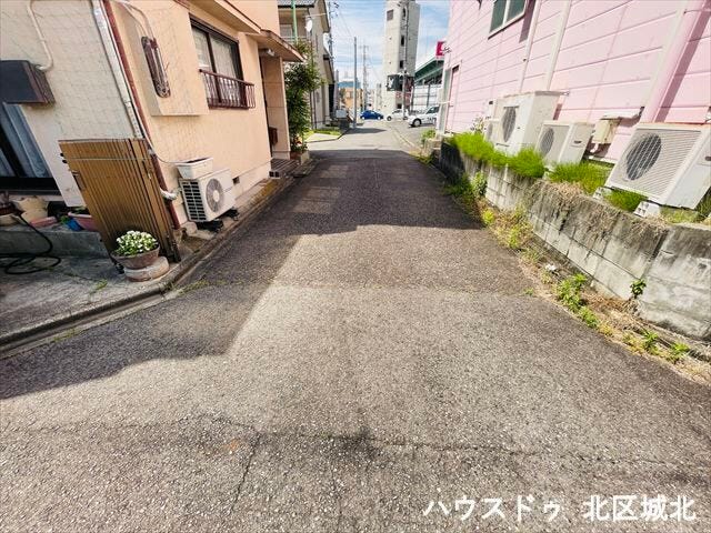 幅員約4mの側前面道路です。車1台が余裕を持って通れる道幅です。車はスピードを控えるので事故率の軽減や歩行者も安心して通行できます。