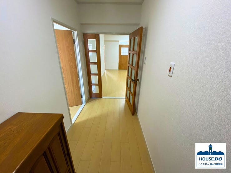 玄関からリビングルームへと続く廊下の様子