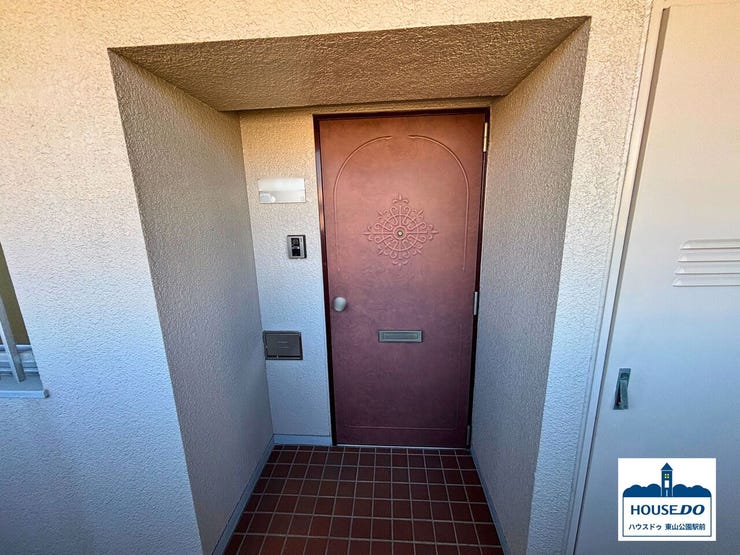 共用通路からみた玄関写真です