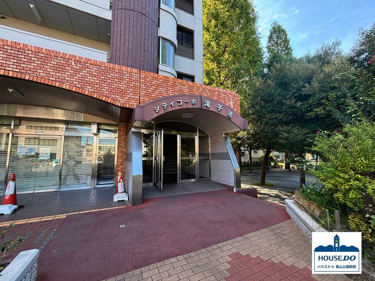 ナチュラルテイストなエントランスは、行き来する人を心地よく迎え入れてくれます