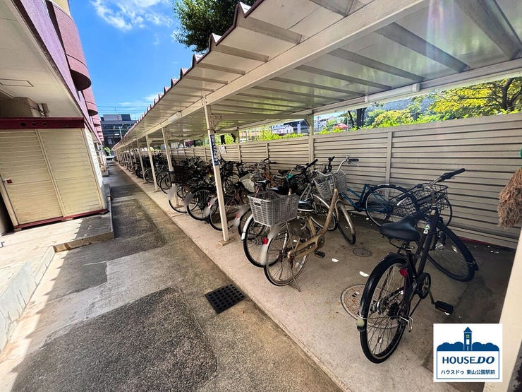 駐輪場は屋根付きです