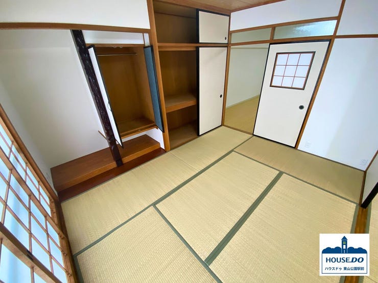 片方の和室には、床の間、仏壇用収納、押し入れがついています