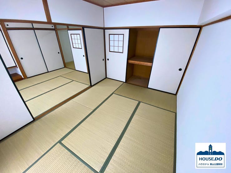 リビングルームに隣接した和室二部屋は、襖越しに繋がっています