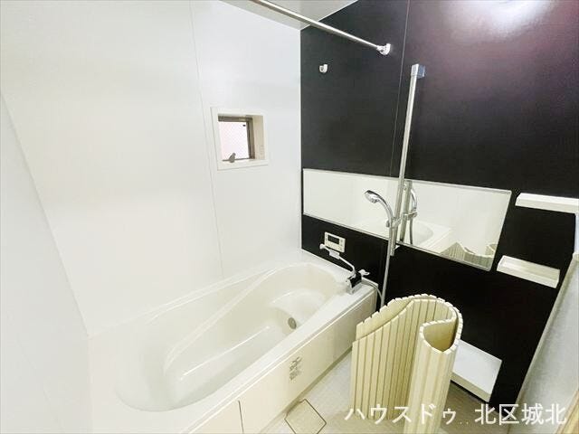 壁の色に変化をつけているので、明るさを保ちつつも落ち着いた印象の浴室です。広々としたバスタブは1日の疲れをリフレッシュ出来そうですね。