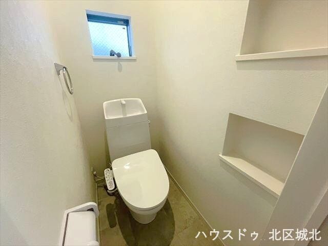 各階に設置されているので便利です。ニッチ収納にはトイレットペーパーのストックやインテリア小物などを置けますね。