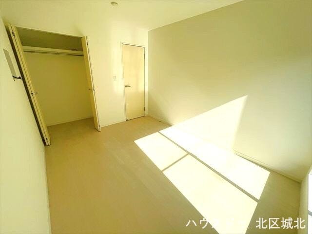 ハンガーパイプや枕棚があらかじめついているので、サッと片づける事が出来ます!