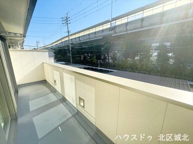 明るい日差したっぷりのバルコニーです♪こんな天気の良い日は気持ち良く洗濯物を干せますね!