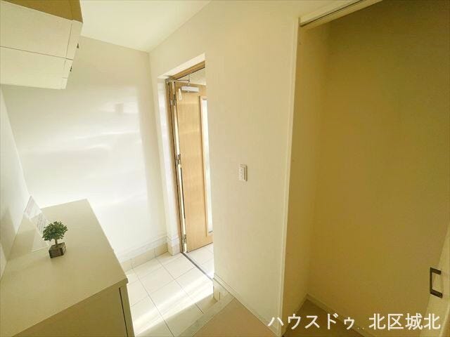 アウトドア用品や外遊び用品など、外で使用するものを玄関ドアの近くに収納できるので便利です。