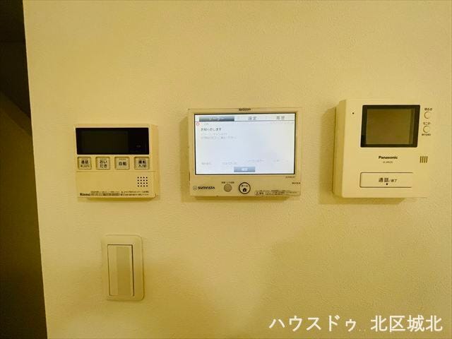 給湯パネル:追い炊き機能付き給湯システムです。
太陽光発電:自家発電で安心・快適な暮らしを実現。
モニター付きインターホン:玄関まで行かずに来客の対応が出来ます。