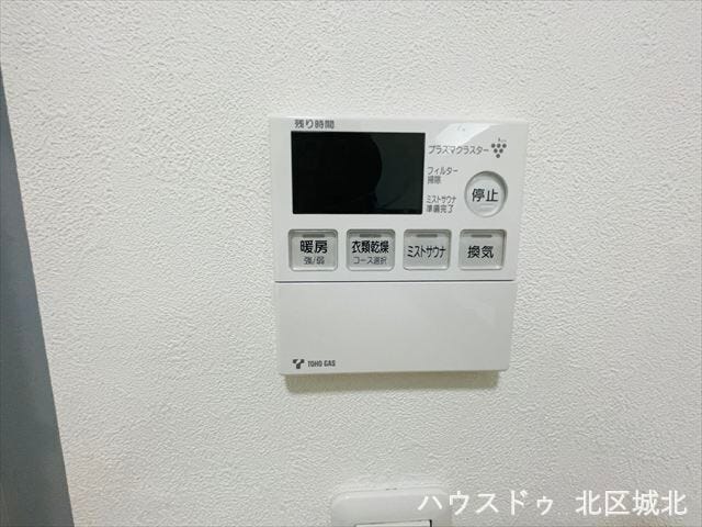浴室乾燥機を完備し、天候に左右されずに洗濯物を乾かせる便利な設備です。