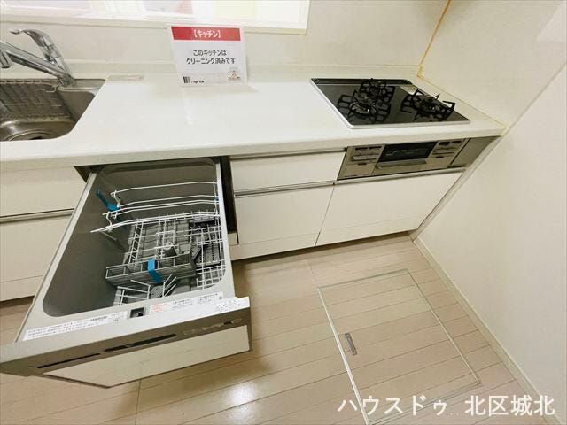 3口コンロ完備なので同時に調理できますね。グリルもあり焼き物調理も捗ります。奥様が喜ぶ食器洗い乾燥機付♪