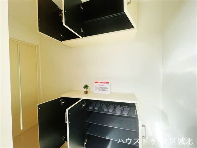 いつも気持ちよくご家族を迎えられるシューズボックス付き。収納の上には小物を飾る事もできそうです。