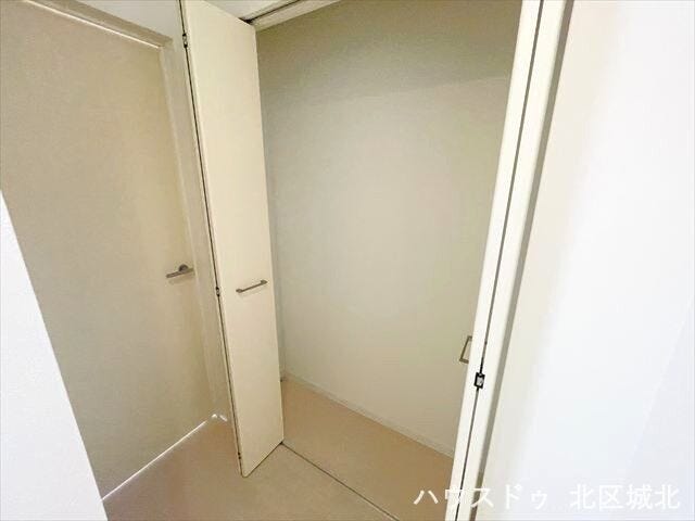 あると嬉しい廊下収納は掃除用品を入れたり、各部屋に収まりきらないものを収納したりと重宝します♪